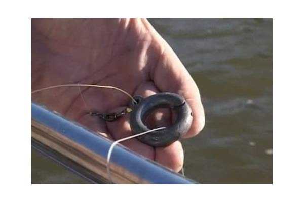ловля рыбы с лодки на кольцо
