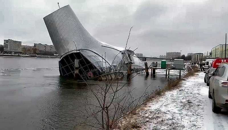 На Неве затонул ресторан Серебряный Кит